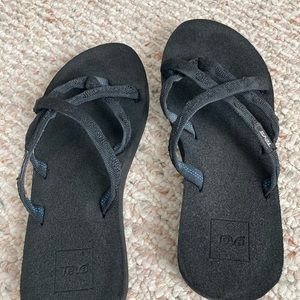 Women’s TEVA flip flops  EUC worn once.